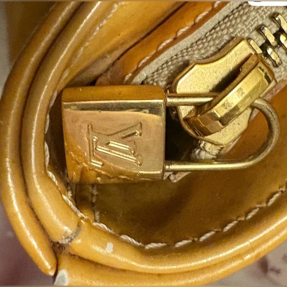 🔥GUC Vintage Louis Vuitton Mustard Patent Leather Tote with unbranded bag charm - Picture 8 of 8